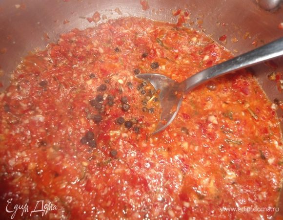 Когда закипит, убавить огонь, добавить перец горошком и варить на медленном огне 10-15 минут. В том рецепте, что мне дала знакомая нужно было загустить соус крахмалом, я этот пункт пропустила.