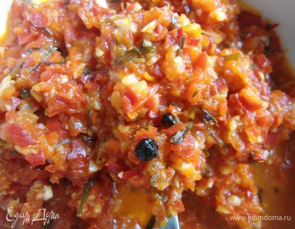 Аджика получилась ядрёной, острой, такой "мужской" я бы сказала :)
К мясу на гриле будет самое то!!!