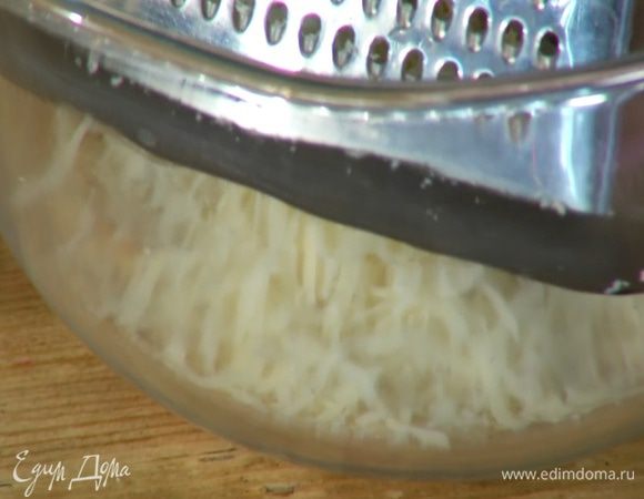 Сыр натереть на мелкой терке.