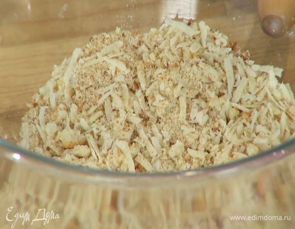 Сухари перемешать с натертым сыром.