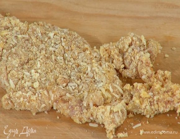 На большую тарелку высыпать муку и обвалять в ней курицу со всех сторон, затем обмакнуть в яйцо и обвалять в сухарях с сыром, стараясь, чтобы панировки на мясе осталось как можно больше.