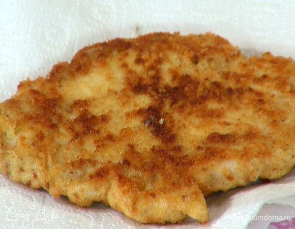 Разогреть в сковороде оливковое масло и обжарить курицу с обеих сторон до готовности, затем выложить на бумажное полотенце, чтобы удалить излишки жира.