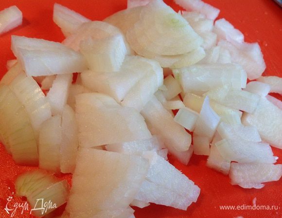 Лук очистите и мелко порежьте, кролика разделайте на порционные куски.