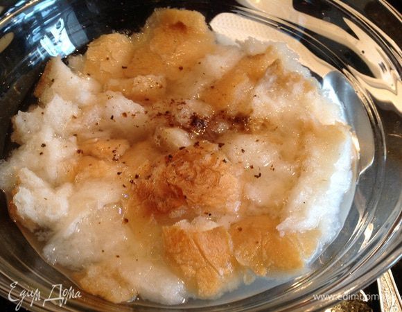 Хлеб разломите на кусочки, залейте тёплым бульоном, и оставьте на 10-15 минут, добавьте специи, соль и уксус, перемешайте.