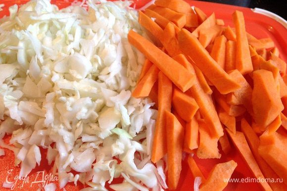Тонко нашинкуйте капусту, морковь очистите и нарежьте соломкой.