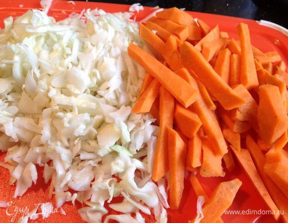 Тонко нашинкуйте капусту, морковь очистите и нарежьте соломкой.