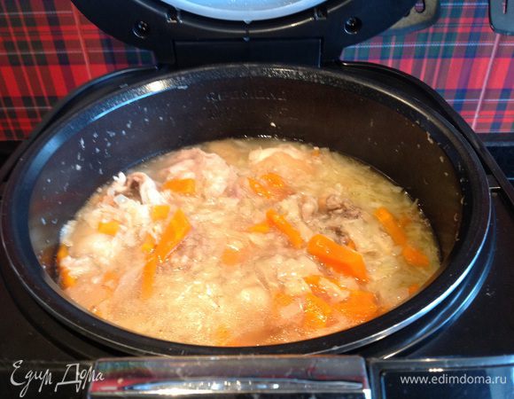 Как только похлёбка будет готова, откройте мультиварку, добавьте эль, закройте и оставьте настаиваться на 15 минут.