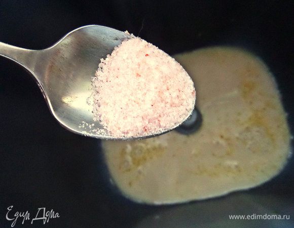 Переливаем в чашу хлебопечки,всыпаем соль.