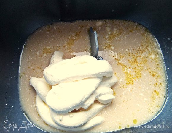 Вводим сыр "филадельфмя",допустимо заменить жирной густой сметаной.