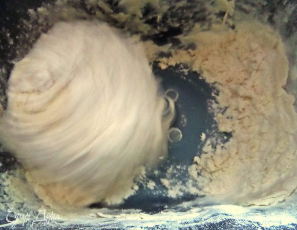 Даём поработать хлебопечке. Или месить руками. Затем оставить накрытое тесто в тепле на час.