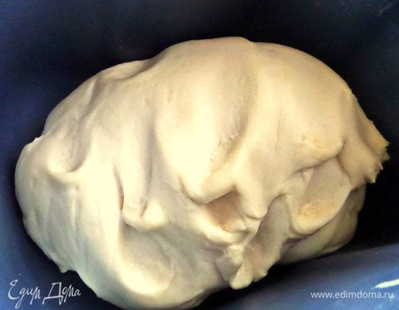 После сигнала "стоп" вынимаем тёплое тесто.