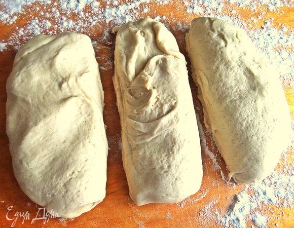 На присыпанной мукой доске делим тесто на три равные части.