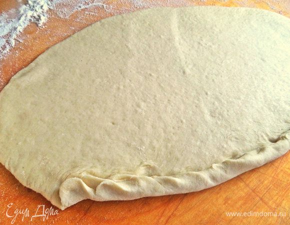 Начинаем плотно скручивать с широкого края.