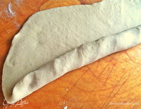 Стараемся,чтобы рулет был одинаковым по всей длине. В конце край можно смочить водой для лучшего склеивания. Закручиваем остальные два рулета.