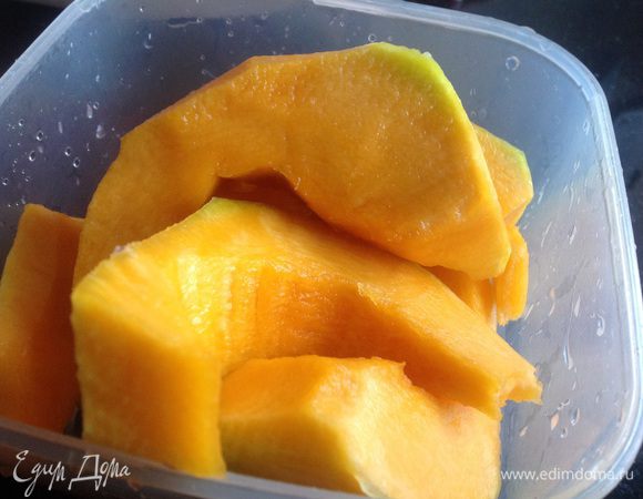 Тыкву очистите, удалите семена, натрите на крупной тёрке или измельчите в блендере.