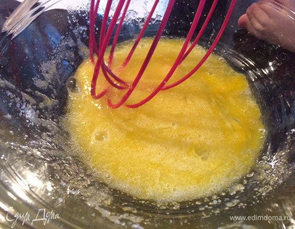 Взбейте яйцо с сахаром и солью.