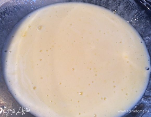 Добавьте половину кефира и соду, перемешайте. Замешивая тесто, постепенно добавляйте оставшийся кефир и муку.