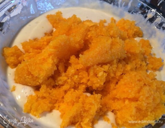 Выложите в тесто тыкву и хорошо перемешайте.