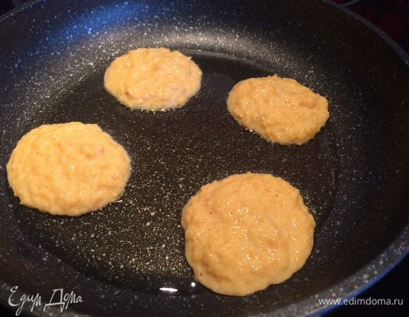 На раскалённую сковороду, налейте масло, ложкой выкладывайте тесто, формируя оладушки.