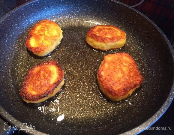 Обжаривайте с двух сторон, по мере необходимости добавляя масло.