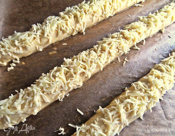 Мои багетики получились излишне тоненькие и влезли на противень только по диагонали. Лучше примерить,чтобы прямо вошли и можно потолще закрутить.