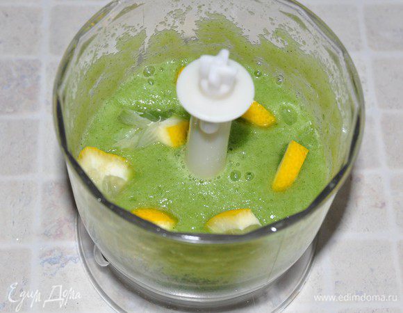 Добавить пластинку лимона, порезанную на кусочки и еще раз взбить. Освежающее и ароматное воспоминание о лете готово.