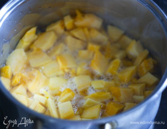 Морковь и тыкву нарезаем на кусочки.
Совет: нарежьте мельче, тогда овощи быстрее разварятся.
Засыпаем в кастрюлю порезанные тыкву и морковь и заливаем водой так, чтобы овощи были чуть прикрыты, но не более того.