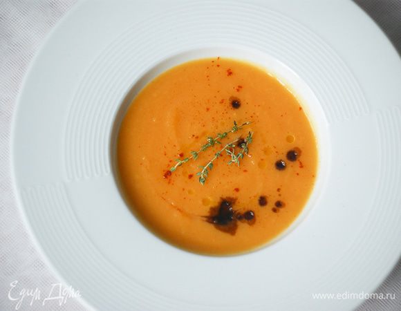 По желанию добавить 50 мл сливок - тогда это уже будет крем-суп. После добавления сливок нужно минутку прогреть на плите.
При подаче я капнула бальзамического уксуса и растительного масла. Украсила тимьяном.
Приятного аппетита!