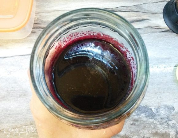 Свёклу пропускаем через соковыжималку. Нам понадобится лишь 100 мл сока, поэтому свёклу берём небольшую. 