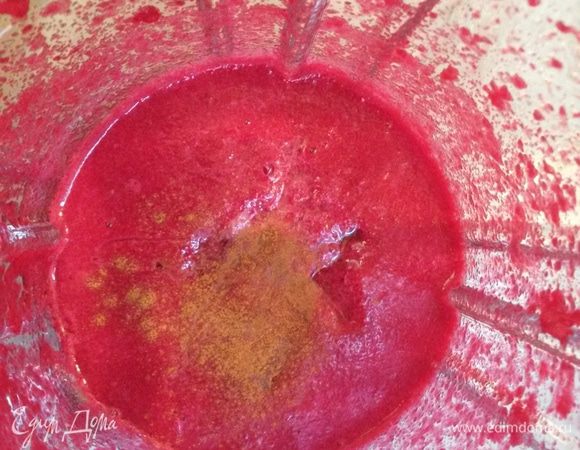 Добавляем мёд и корицу, взбиваем ещё пару секунд. Готовый смузи разливаем по бокалам. Будьте здоровы!