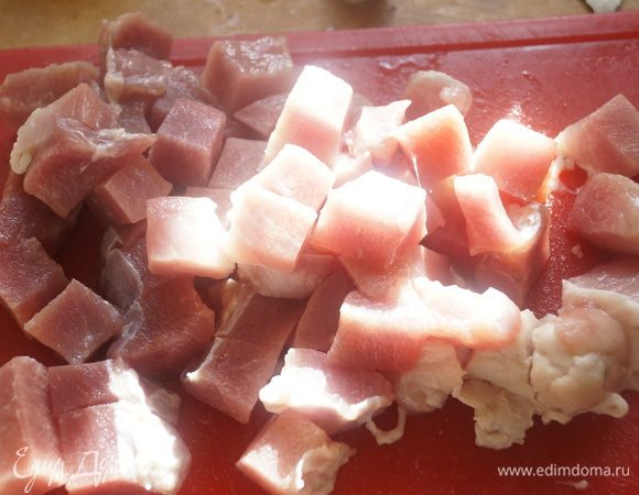 Свинину режем небольшими кусочками.