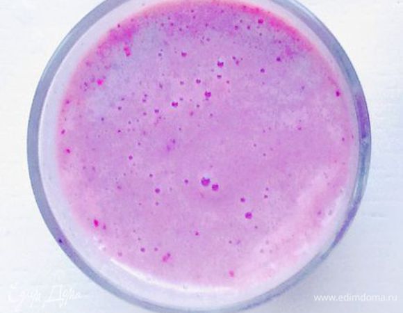 Порезать бананы кубиками, клубнику пополам и вместе с черникой добавить в блендер. Миндаль смешать с молоком, лимонным соком и медом. Все ингредиенты взбить.