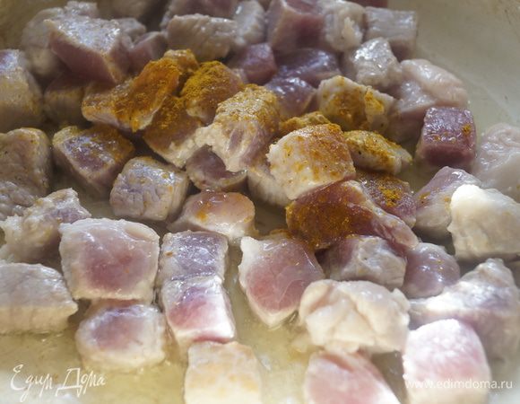 Свинину обжариваем на небольшом количестве растительного масла, соли, перчим и приправляем карри.