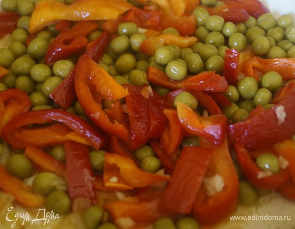 Болгарский перец режем кусочками, лук измельчаем. Обжариваем лук до золотистого цвета, добавляем болгарский перец, консервированный горошек, чеснок, пропущенный через пресс.