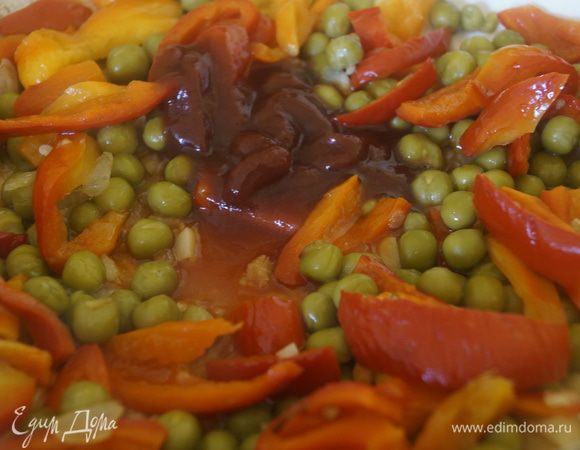 Прогреваем массу и добавляем муку и томатную пасту, перемешиваем. Затем вливаем бульон, доводим до кипения.