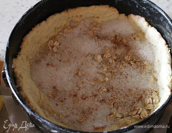 Сливу помыть и разделить на половинки, удалив косточку. Сложить в посуду для микроволновки , посыпать 25 г сахара и потомить при полной мощности 2 минуты в микроволновке.