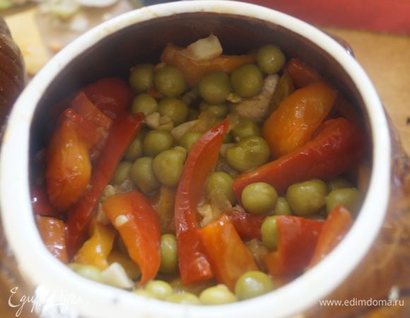 Сверху выкладываем овощную смесь. Накрываем горшочки крышечками и ставим в разогретую до 180 гр духовку на 30-40 минут.