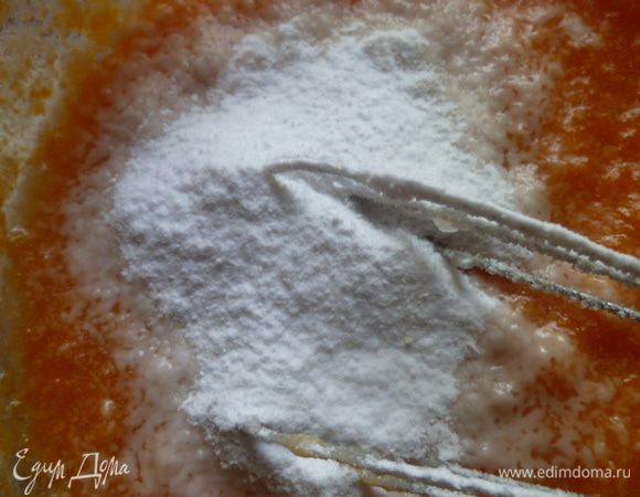 Просеять крахмал.