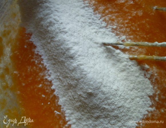 И также просеять муку. Мука разная, поэтому с одним сортом у меня ушло 4 ст. л., а вот с моей новой мукой мне понадобилось 7 ст. л.
Поэтому сначала возьмите 4 ст. л., испеките первую вафлю и потом уже регулируйте.