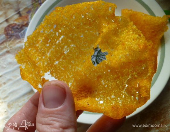 Эту вафельку я достала раньше времени и она у меня получилась из двух тончайших частей. Прямо, как паутинка...