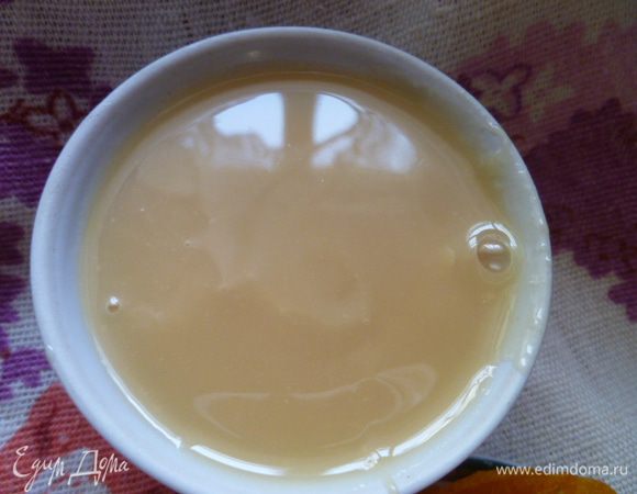 Кушаем мы их просто так, и со сгущенкой, которая варится очень просто.
Для сгущенки нужно 600 мл жирного (у меня домашнее) молока и 2,5 стакана сахара. Все перемешать, ставим на огонь, доводим до кипения и томим на медленном огне до карамельного цвета и большой пены.
Горячая сгущенка жидкая, но когда она полностью охладится, то загустеет.
Иногда я переваривала сгущенку и в результате у меня получалась твердая карамель.