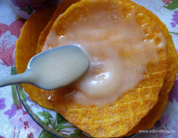 Можно вафельку намазать сгущенкой. Очень и очень рекомендую!
Очень вкусно.