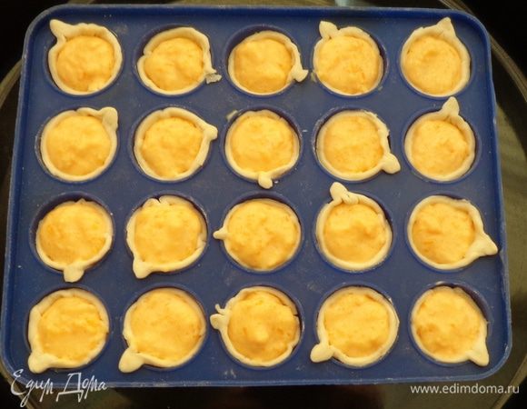 Используя кулинарный мешок, начинить тесто.