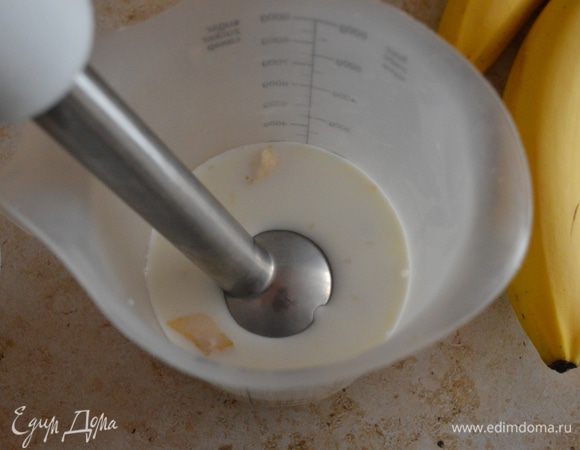 В чаше блендера смешать все ингредиенты с помощью блендера.