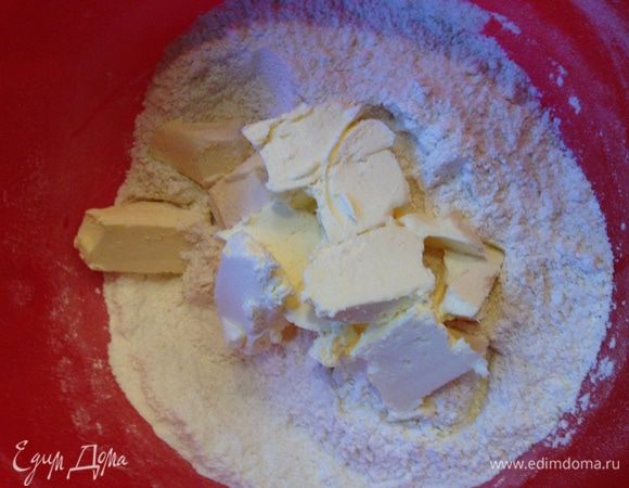 Добавляем к муке соль, сахар и масло, оно  должно быть из холодильника. Всё смешиваем в крошку.