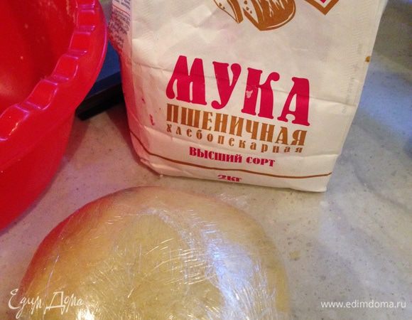 Не нужно месить долго, как только образовалось однородное гладкое тесто заворачиваем его в пищевую пленку и ставим в холодильник на 40-50 минут.