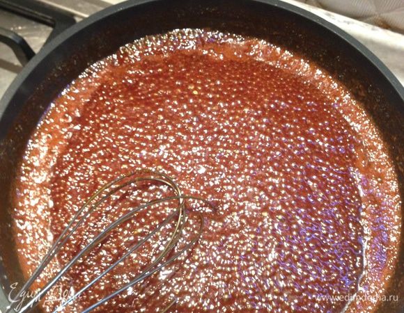 Пока тесто отстаивается в холодильнике займемся начинкой.
Берем либо кастрюлю с толстым  дном, либо антипригарную сковороду (с такой лично мне гораздо удобнее) и засыпаем в нее сахар так, чтобы лежал по всей поверхности равномерно и на мелком огне (лучше мелкий огонь, на среднем сахар можно недоглядеть и он сгорит) доводим сахар до светло-карамельного цвета. НЕ ПЕРЕМЕШИВАЕМ САХАР!!! Емкость с сахаром можно только слегка покачивать в стороны, чтобы не подгорало и остатки быстрее растаяли.