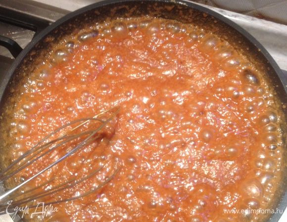 когда сахар растаял очень тонкой струйкой заливаем сливки и одновременно быстро мешаем, чтобы смесь не превратилась в большой сахарный комок! Варим еще минут 5.