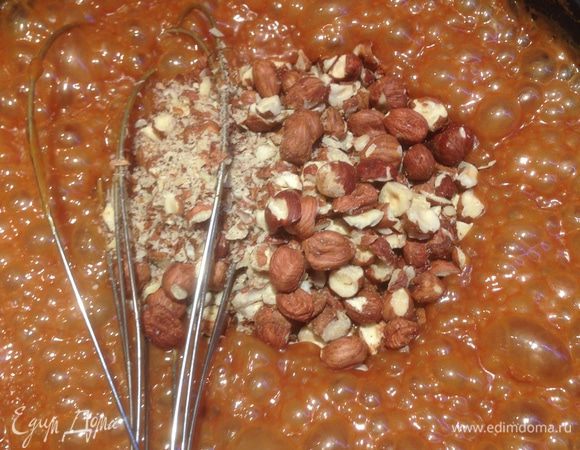 Берем орехи (я их почти не измельчила, пара кругов в блендере и достаточно), добавляем в карамельную смесь и туда же мед. Перемешиваем.