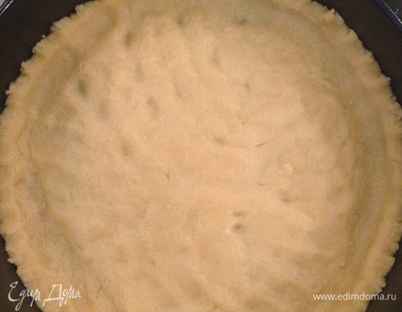 Достаем тесто из холодильника и срезаем от него 1/3 часть для верхнего украшения, а вторую большую часть разравниваем внутри формы (24-26 см в диаметре со съемным кольцом) и формируем небольшие бортики (~1-1,5 см в высоту).